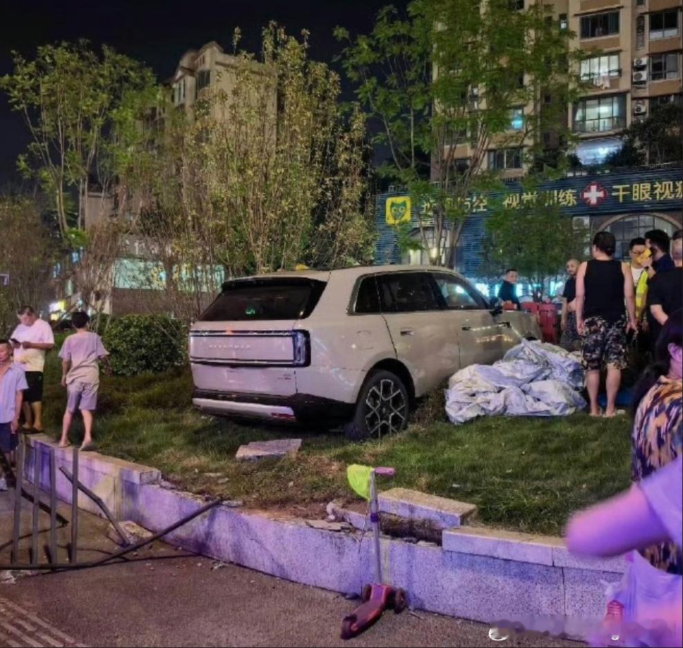 这咋上去的我突然想到一个问题，就想和大家探讨一下:比如有些就主打性能的车，它最大