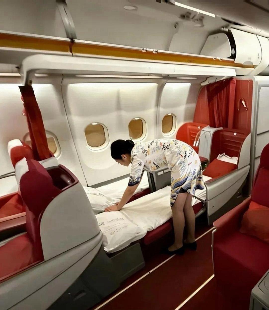谁能告诉我，里面的那个人怎么进去睡啊？ 