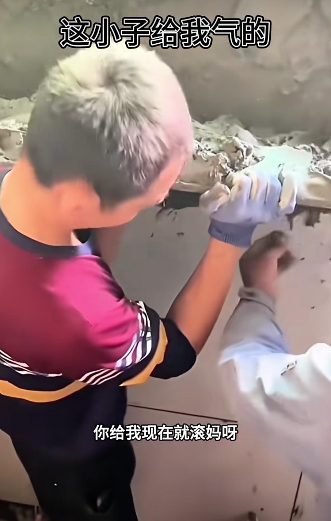 贴在墙上的瓷砖，竟使用了如此厚的水泥砂浆。且不说按这样的厚度施工，师傅会多么劳累