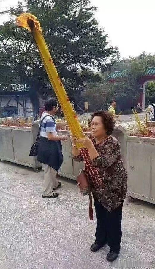 我也需要做个普通人。希望你们看到我的分身小号不要揭穿我。谢谢。 ​​​