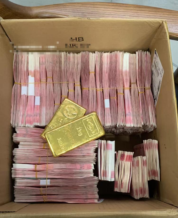 我表哥去年手里有五十万，
听朋友讲有个理财项目年回报百分之十五，
把钱全投了进去