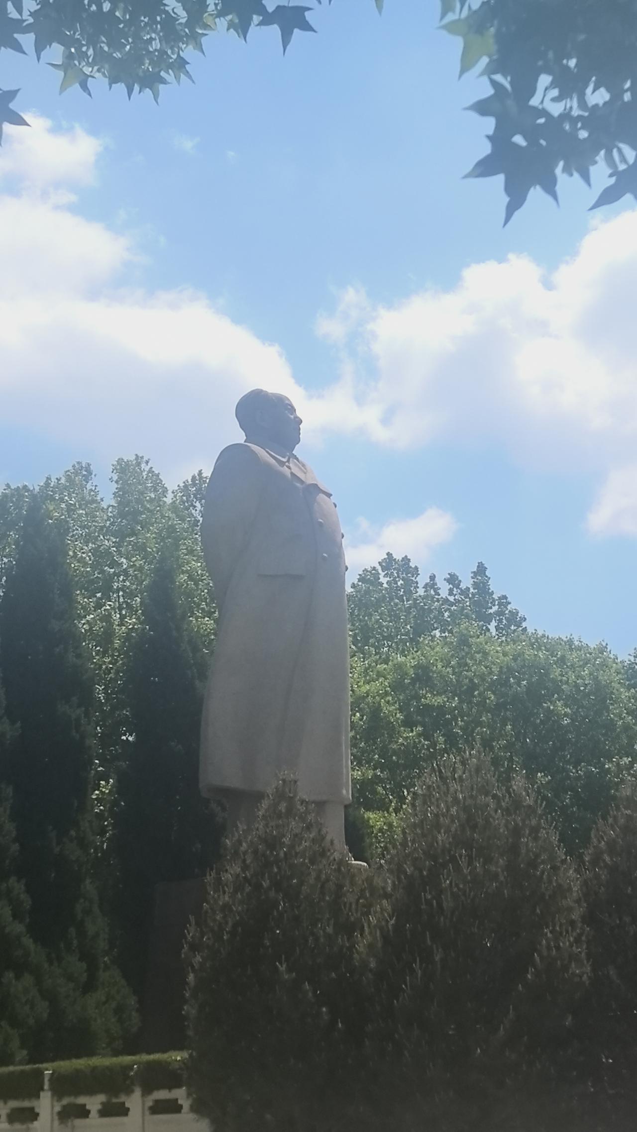英雄山赤霞广场
毛主席像