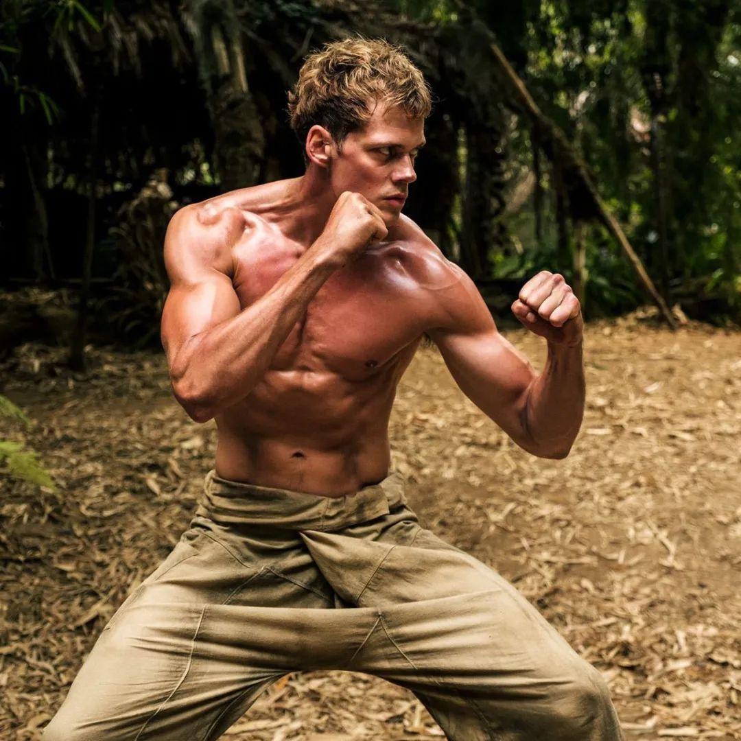 Bill Skarsgård的粉丝们一直都在期待着他的音乐作品。虽然他一直以来都