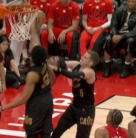 89-93 
骑士不敌猛龙，系列赛大比分2-2。
此战，骑士输了，估计，大伙也吐