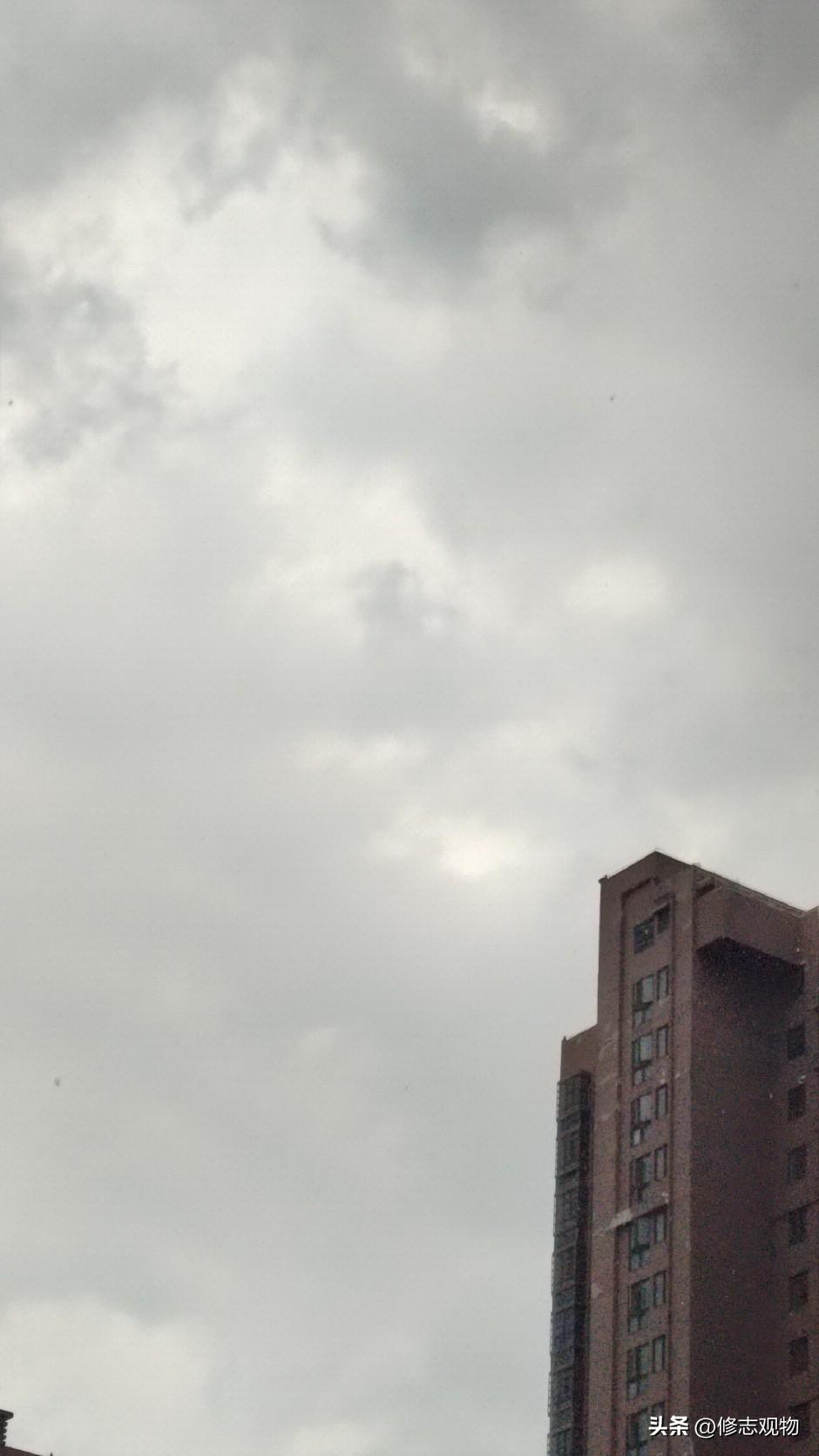 台风“白海豚”过境，家乡的天空换了模样。
漫天层云翻涌，褪去连日的燥热。高楼、街