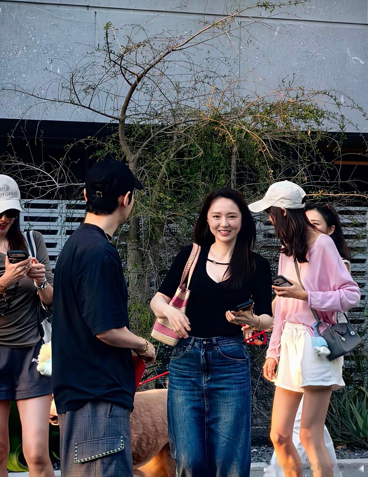 董璇佟丽娅带着家人来阿那亚过年，黄晓明也在，似乎是刚巧碰上，晓明哥看起来很年轻呀