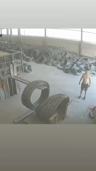 这男的是怎么回事？
旁边的叉车正在干活，他为什么非要低头弯腰从叉车前面经过？
这
