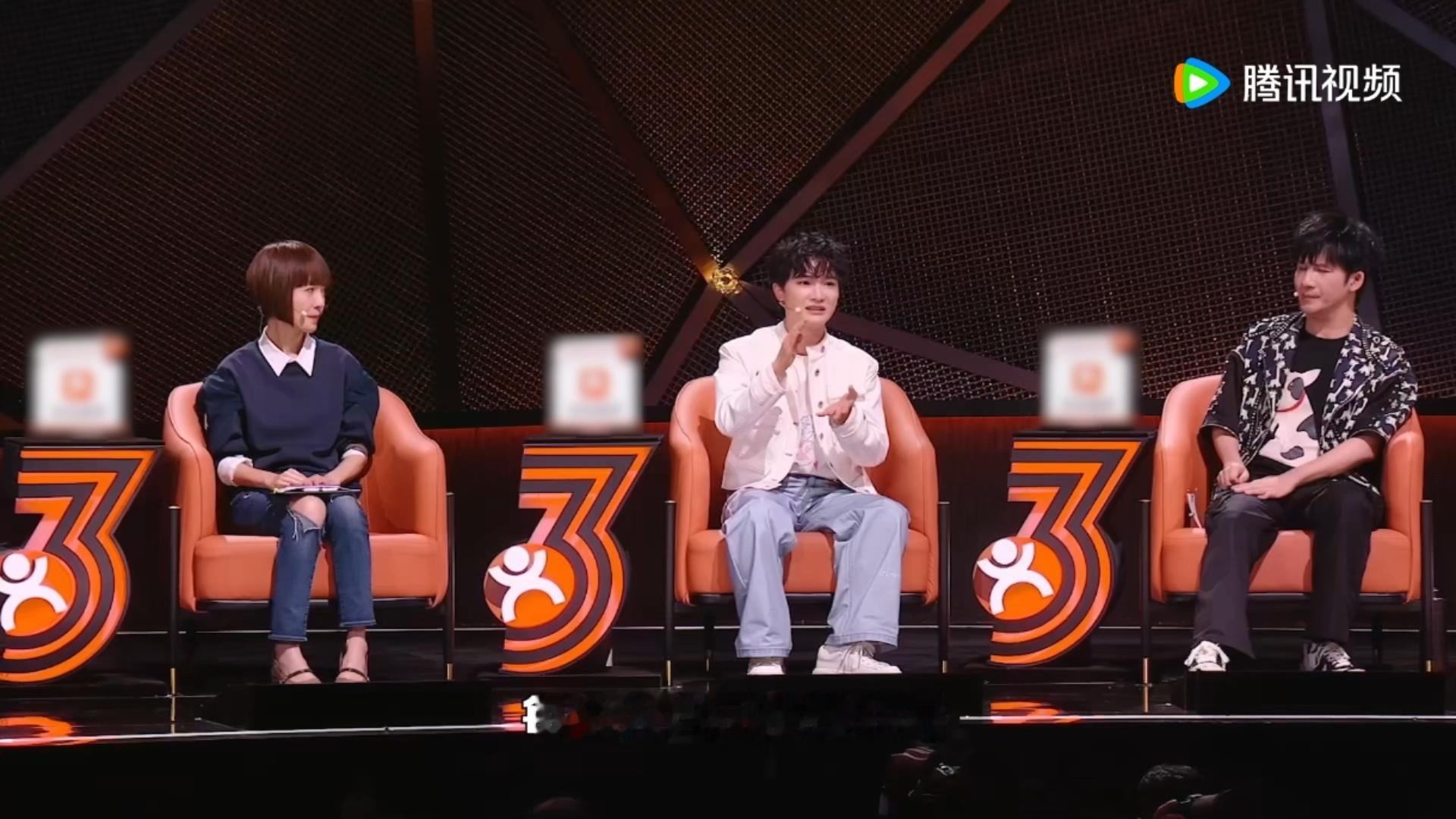 周深干拔高音说来就来轻松的综艺闲聊里猝不及防秀出实力高音，温柔又有力量的唱腔，既