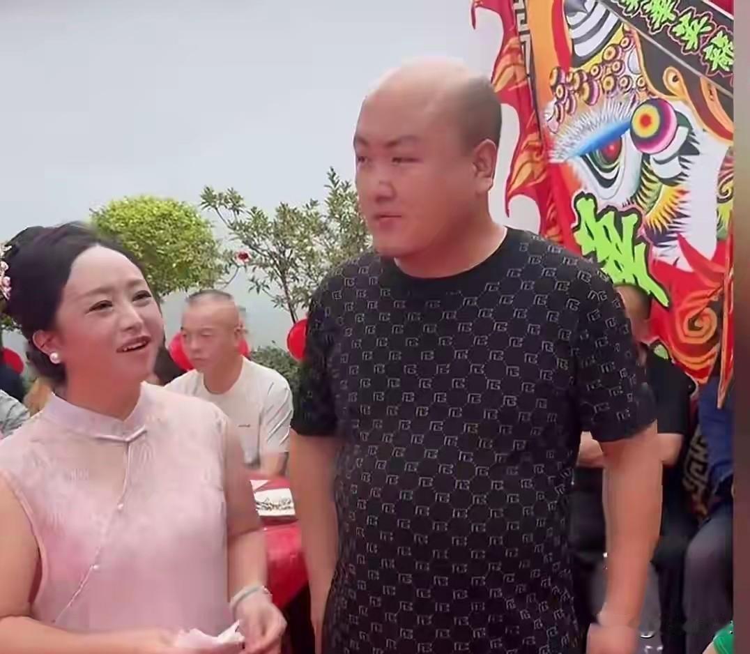 刷到了卫涛和玛丽的乔迁直播，满院红灯笼、红地毯、锣鼓声震耳欲聋，场面非常盛大。但