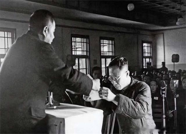 【溥仪听到出兵朝鲜，撕开棉衣取出一物：我自愿上交！看守当场傻眼】1950 年深秋