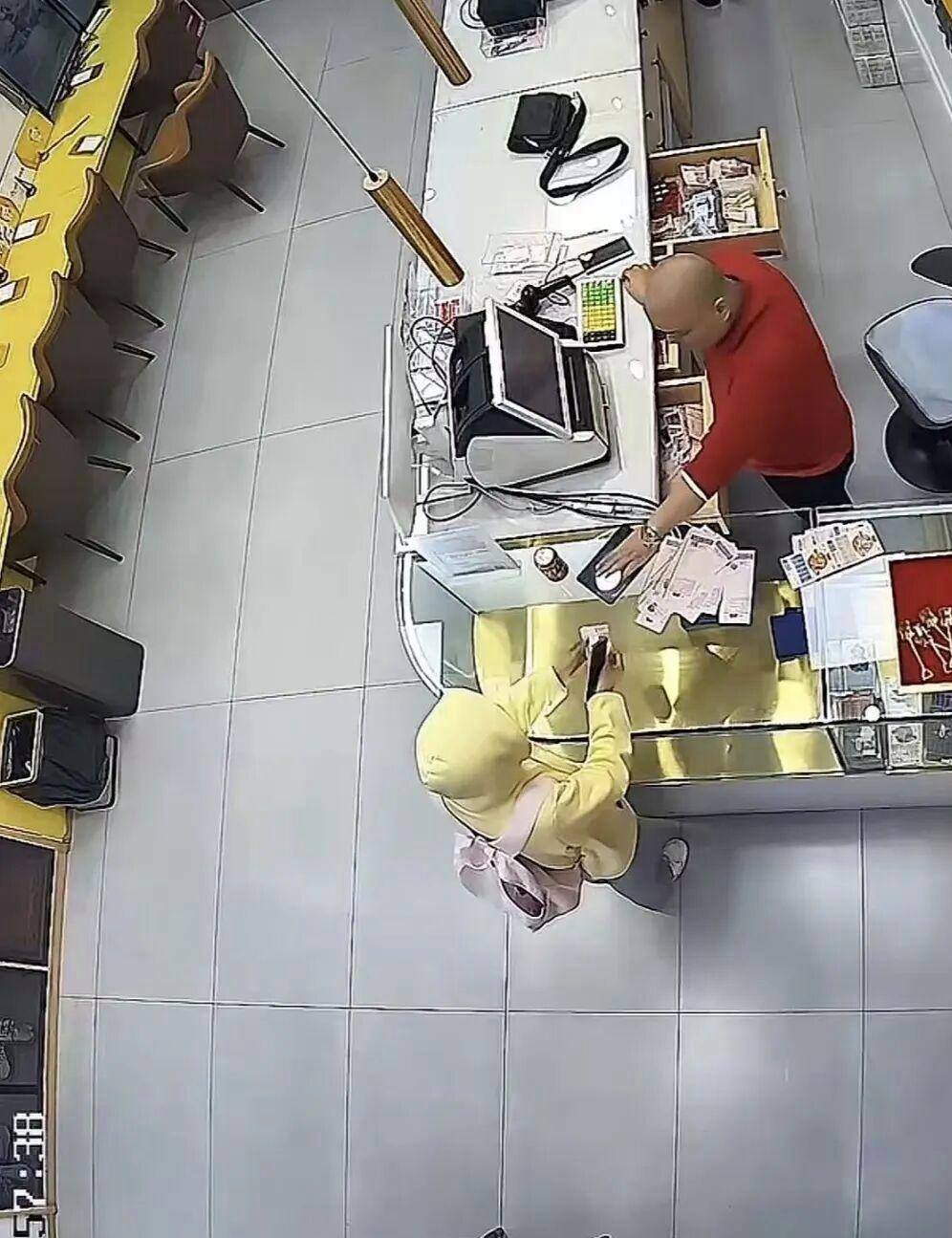 福州这一幕，看哭无数打工人。深夜的街头，一个女孩求职屡屡被拒，身无分文，只能在麦