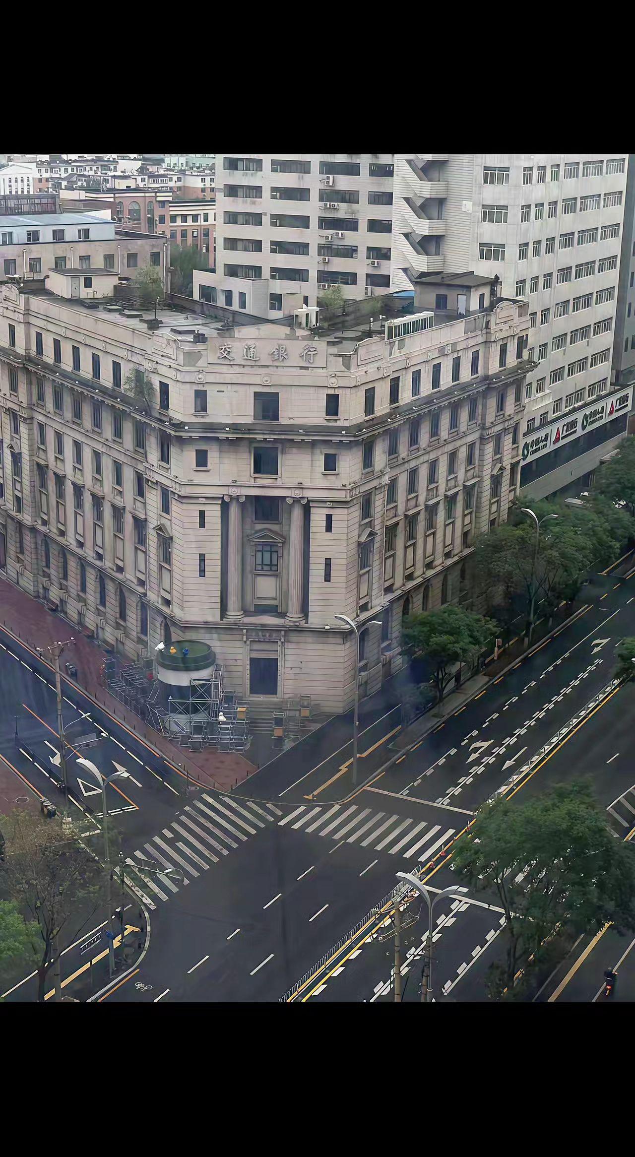 🏛️老建筑在车流里讲时光故事✨，砖缝藏着百年前的低语🌆。你镜头里的它，还是最