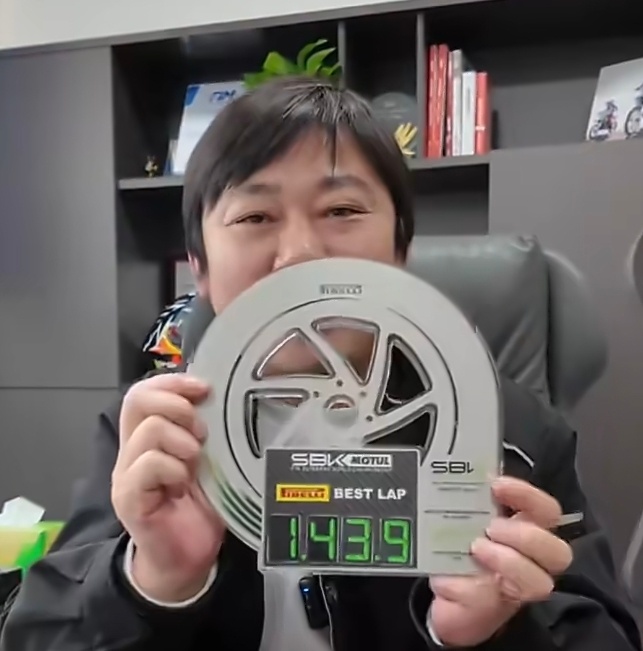 张雪将拍卖赛车奖杯捐给李亚鹏张雪：赛车起拍价40万，同时还有不可复制的（冠军）奖