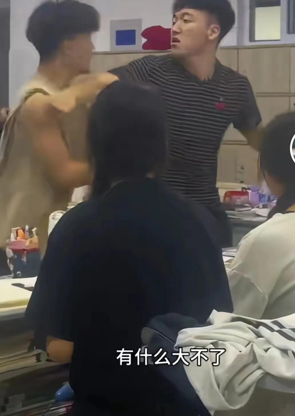班主任离婚了。比这更严重的是，他得了抑郁症，整天闷闷不乐，郁郁寡欢，觉得什么都提