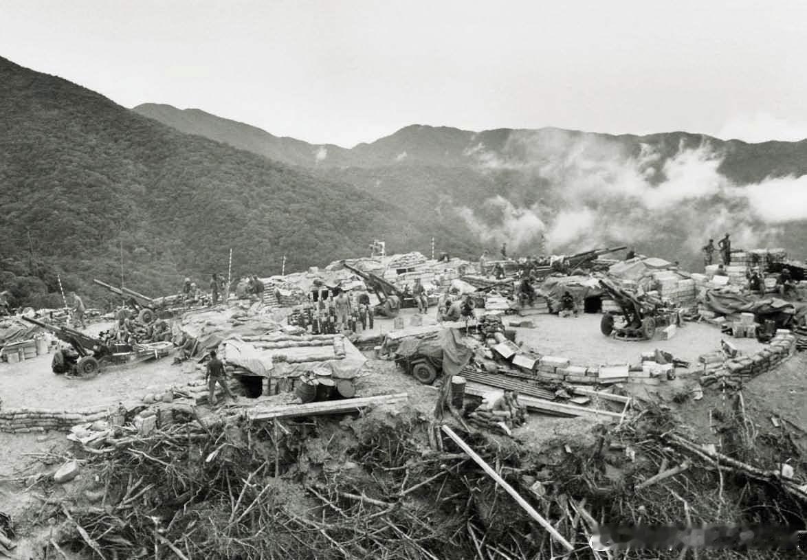1968年美军空降兵在A Shau阿绍河谷的一个火力基地的105毫米榴弹炮，随时