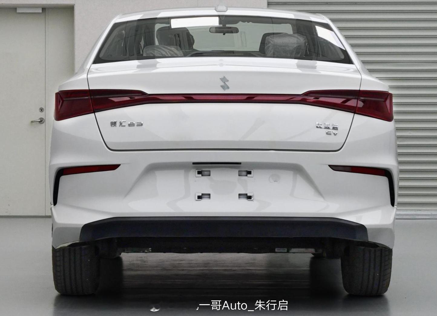 领汇e3 EV的申报图曝光，前脸采用细长的大灯，车尾应用贯穿式灯组，尾部“领汇e