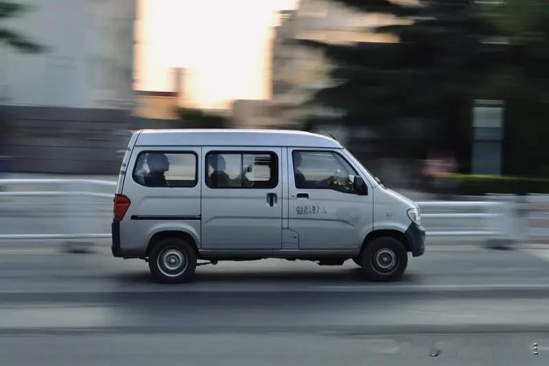 五菱和长安的面包车就像两位实力相当的选手，到底选哪个，还得看你的需求。
在性能上