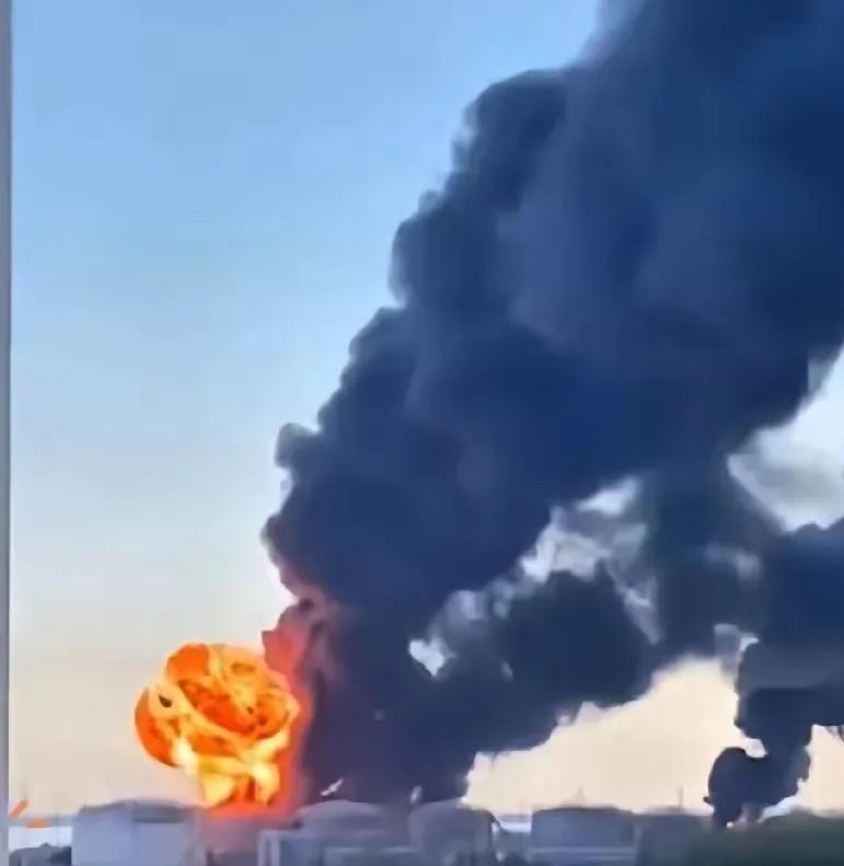 伊朗革命卫队对着阿曼杜库姆港的美军舰艇的后勤保障中心发动了打击行动，伊朗这是在防