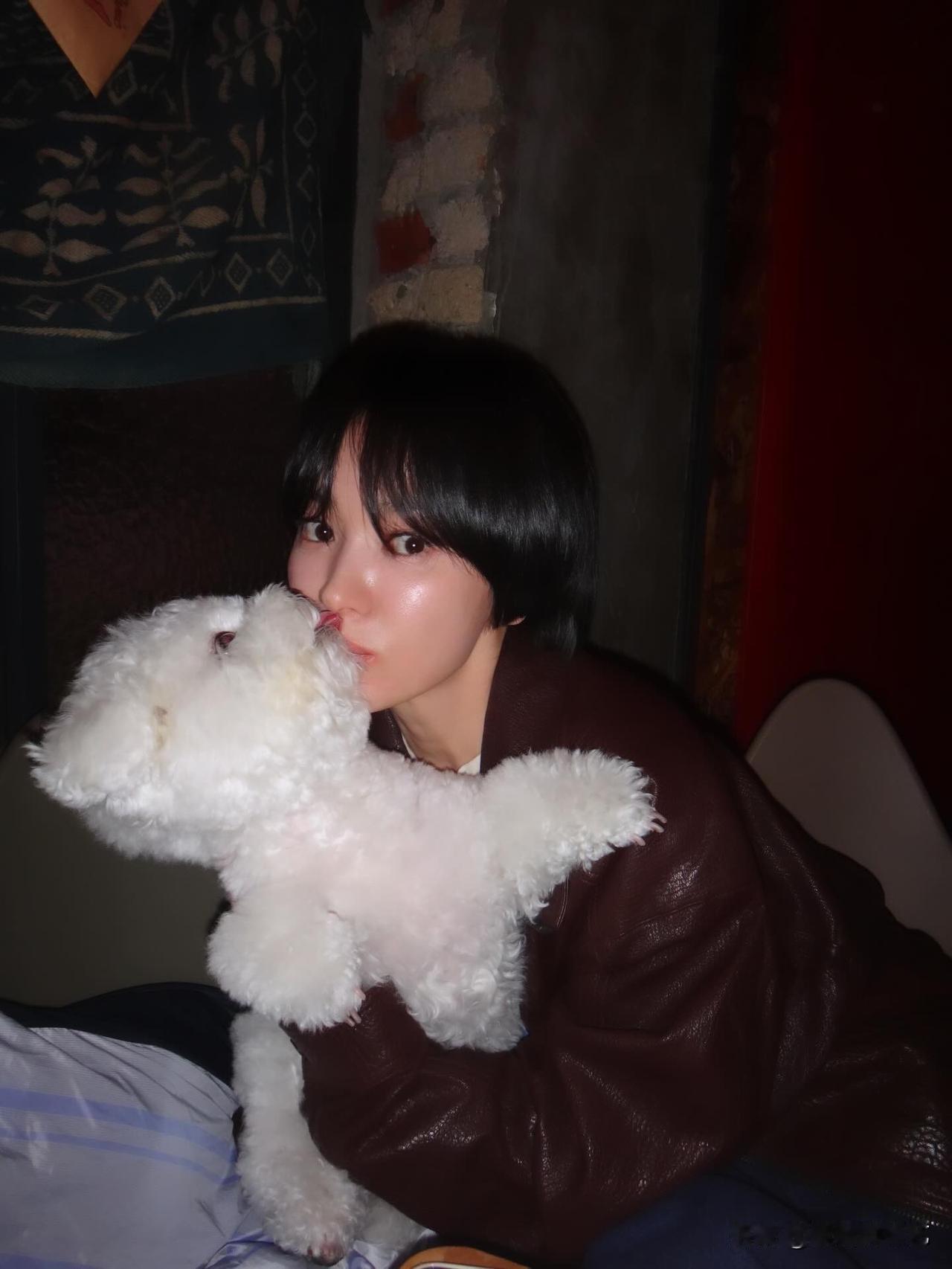 23日，演员宋慧乔在自己的Instagram上传了照片。公开的照片中，宋慧乔怀抱