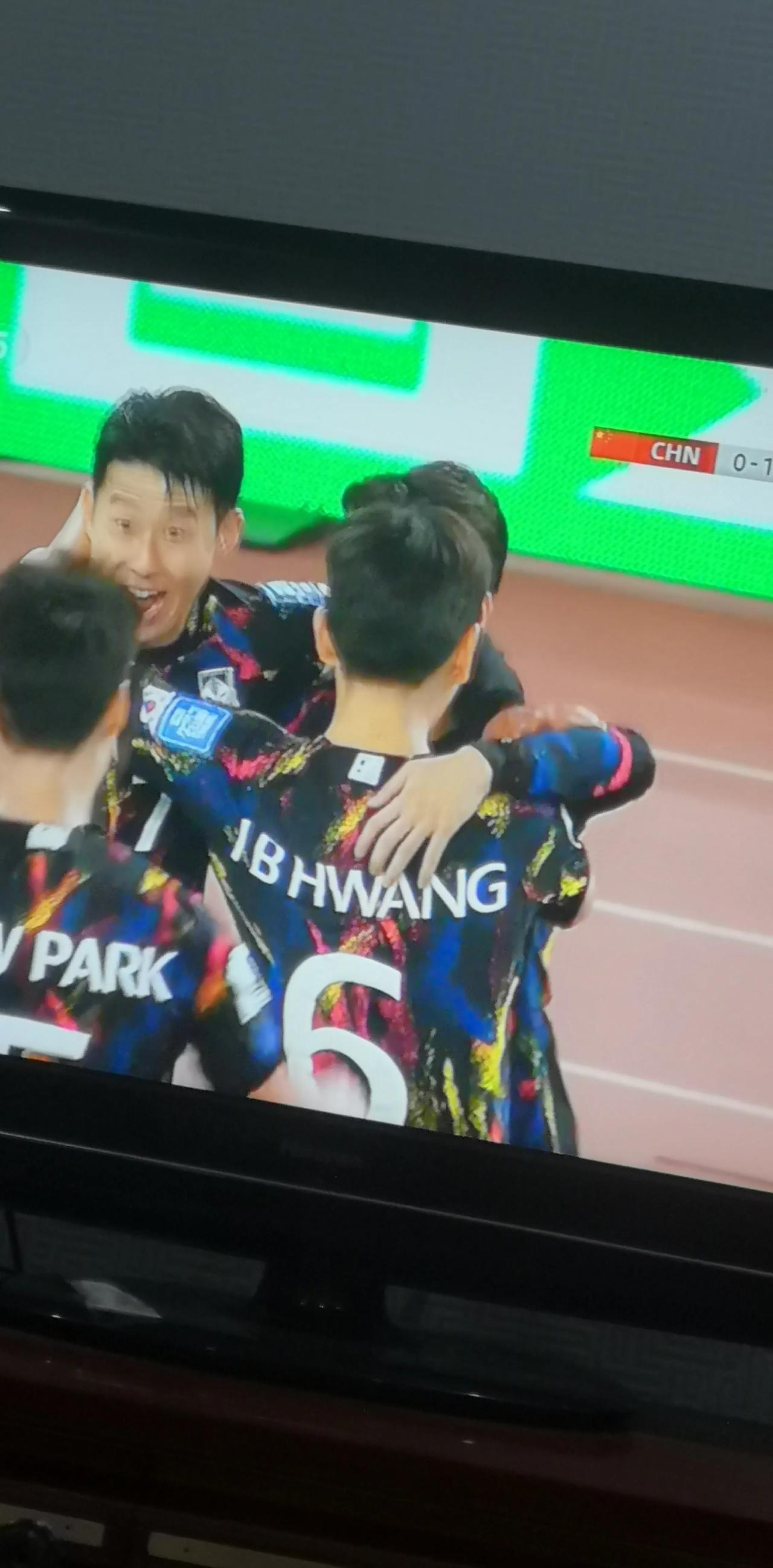 国足与韩国世预赛上半场结束，国足0：2落后韩国。
韩国两粒进球都是孙兴敏打进的，