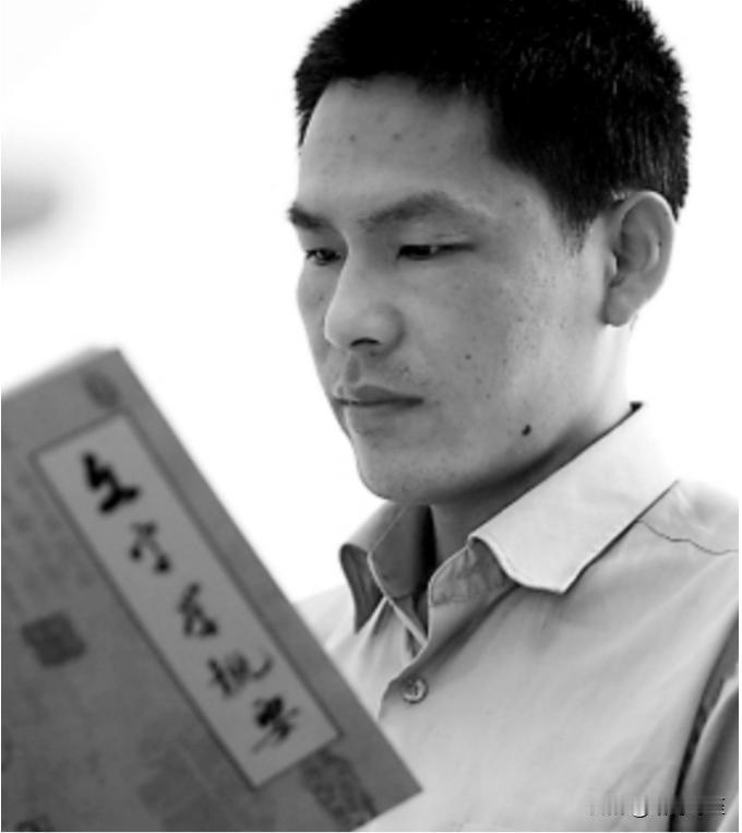 1997年，复旦一位资深教授——裘锡圭老先生，莫名收到了一封信，来者是一个地摊小