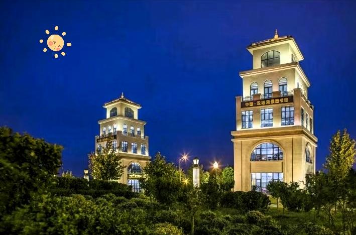 双塔夜景，太有氛围感！

夜幕降临，双墙湾集团图书馆的两座塔楼灯火亮起，在深蓝色