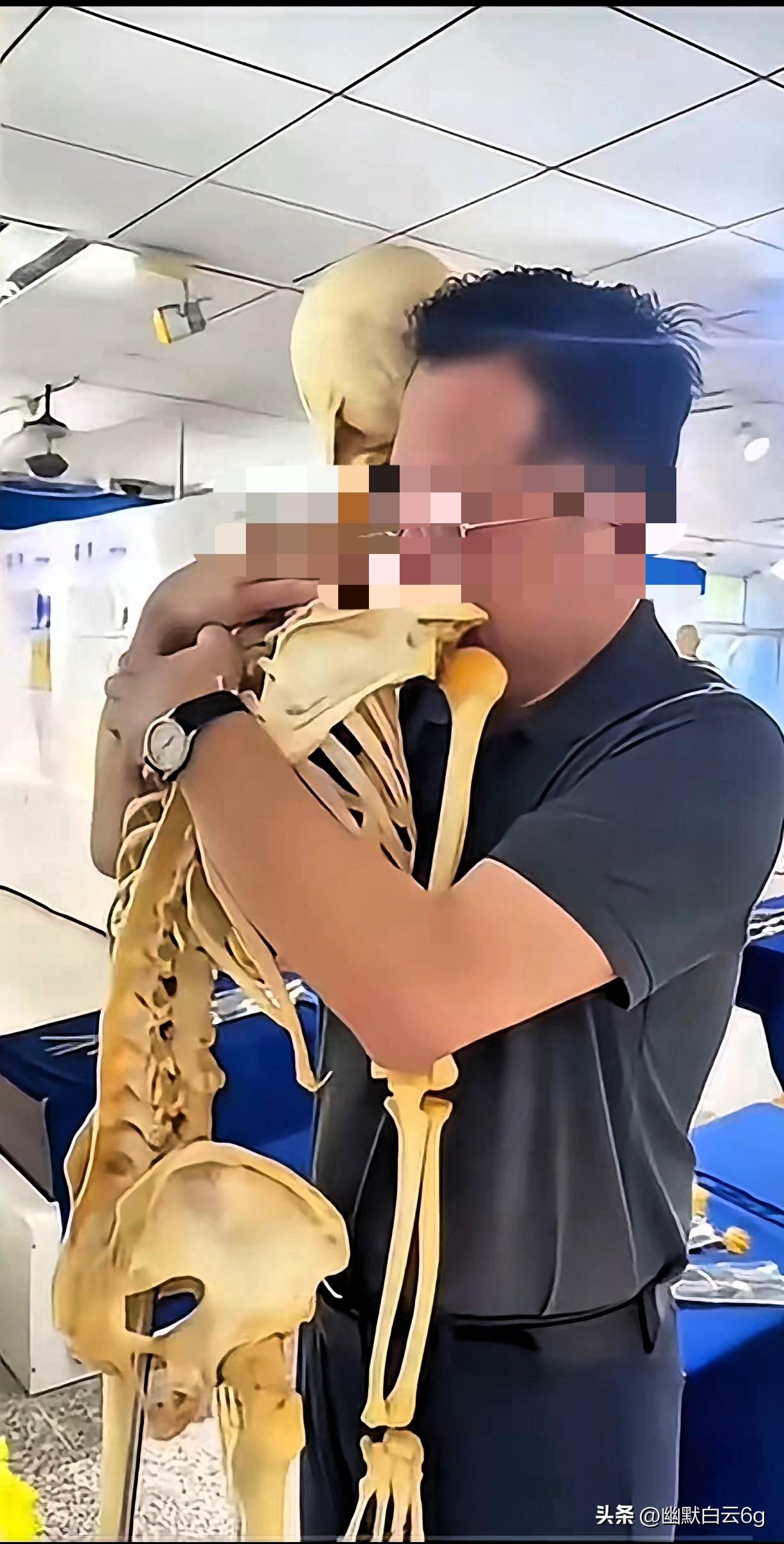 张老师，我来看您了！这一声哽咽呼唤，看哭无数人。

张金哲院士离世近四年，学生抱