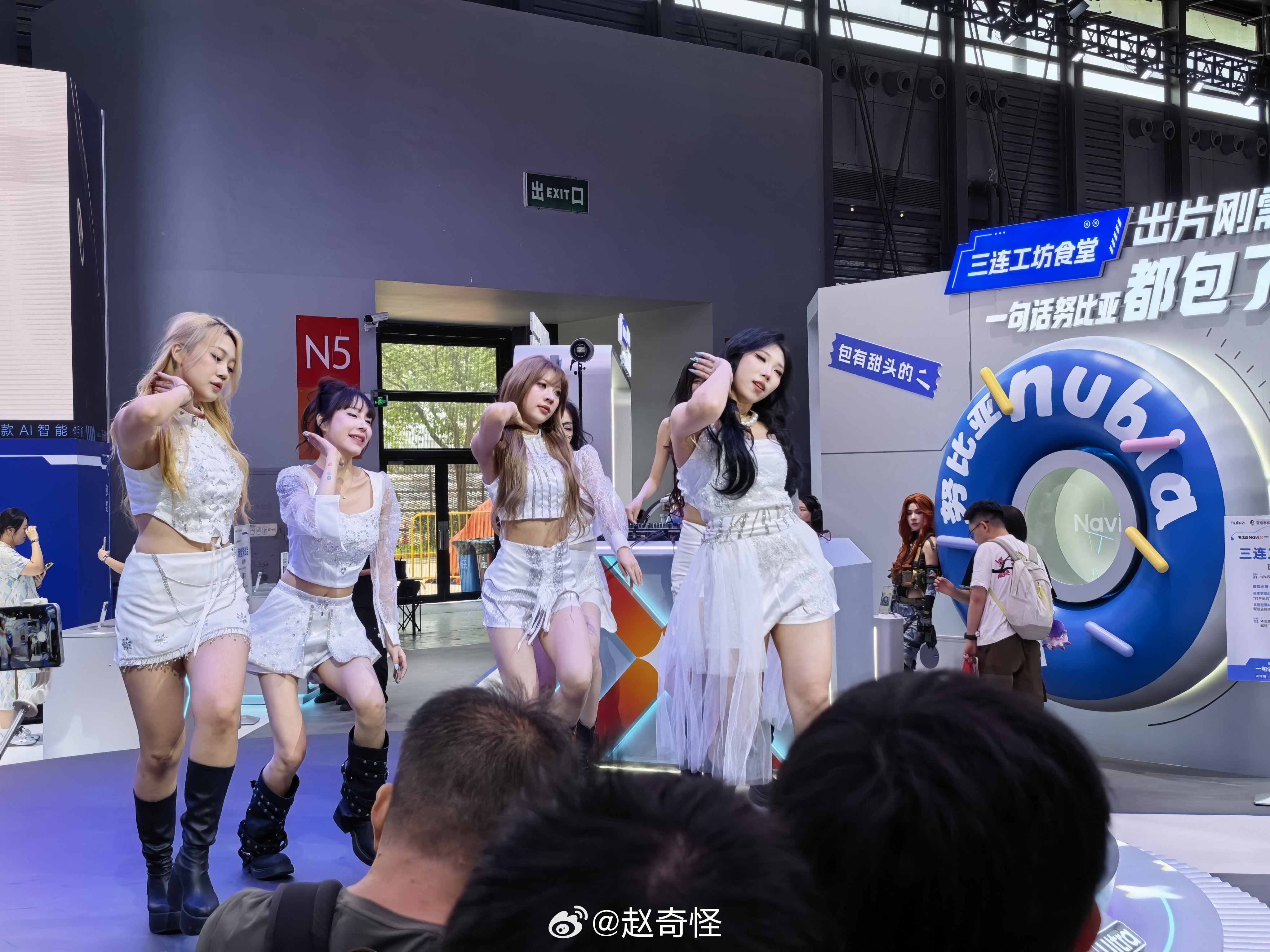 ChinaJoy今年中兴家的两个品牌努比亚和红魔展台，节目有些火热了啊