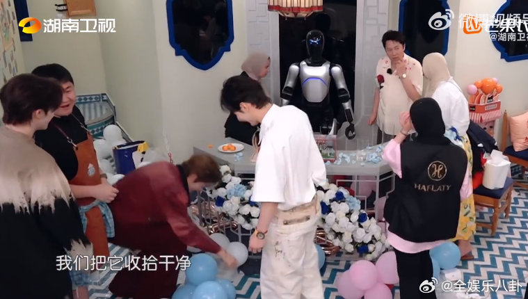 沈月说中餐厅9要爆 中餐厅名场面 中餐厅 集体婚礼现场，粉色气球和整体氛围有点不