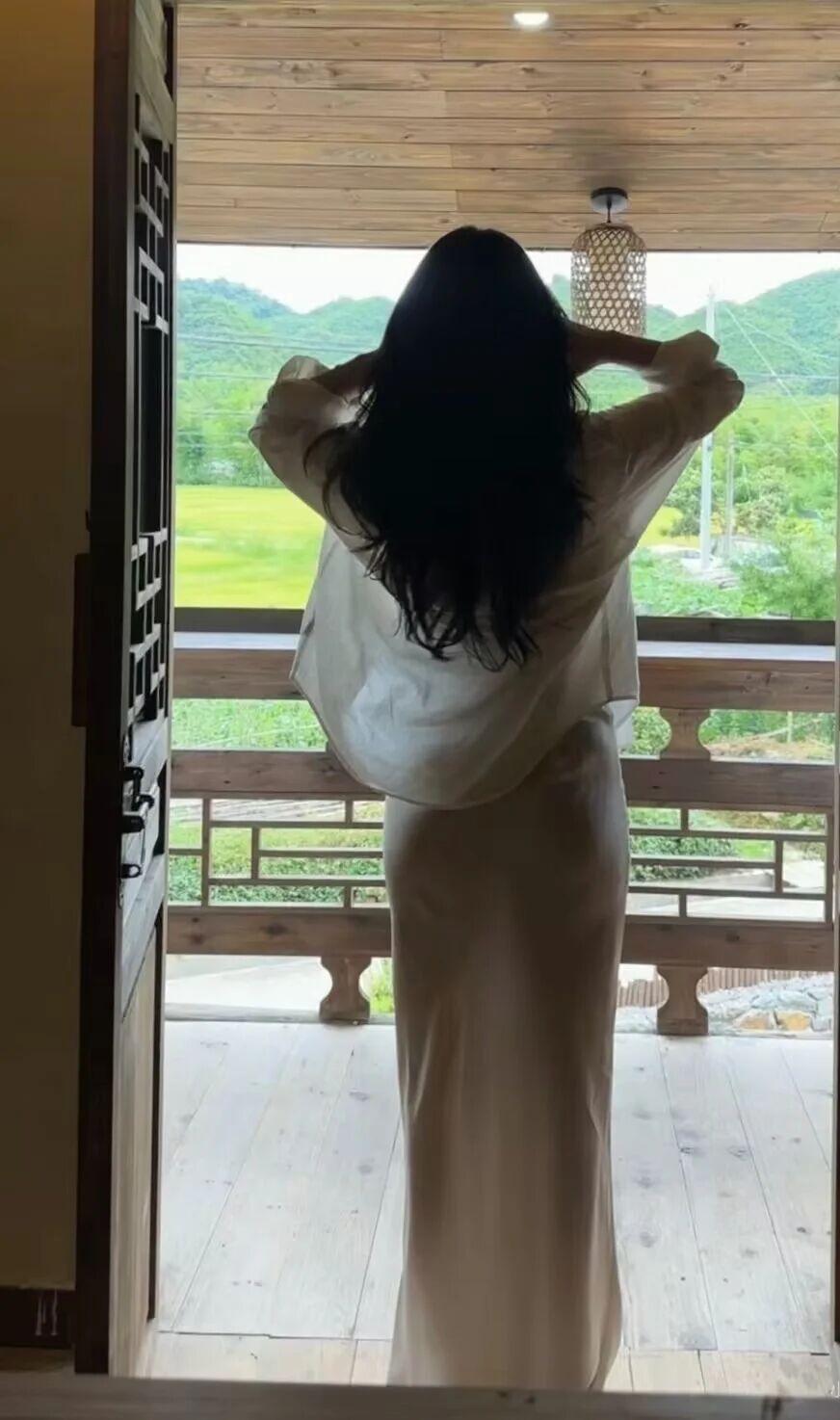 原来光真的有形状，山风穿堂过，日子慢下来
一身素白，满眼青绿
山野里的松弛，才是