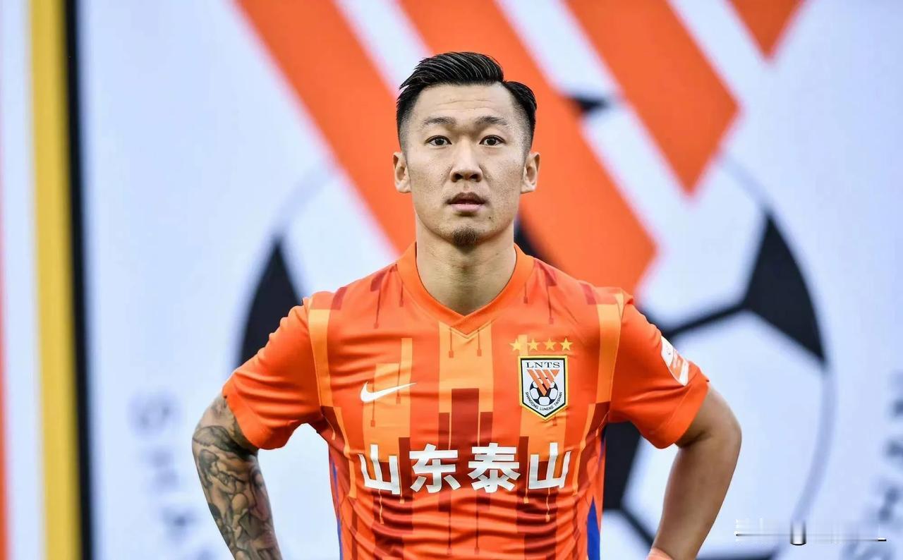 谜团解开了！当年在泰山队重获新生并坐稳主力的徐新突然转投上海海港一直是个谜，真的