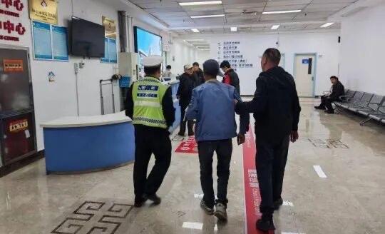 连心警务｜27分钟！“警”急护送断指男子就医

“我们从宁夏转院来西安紧急治疗，