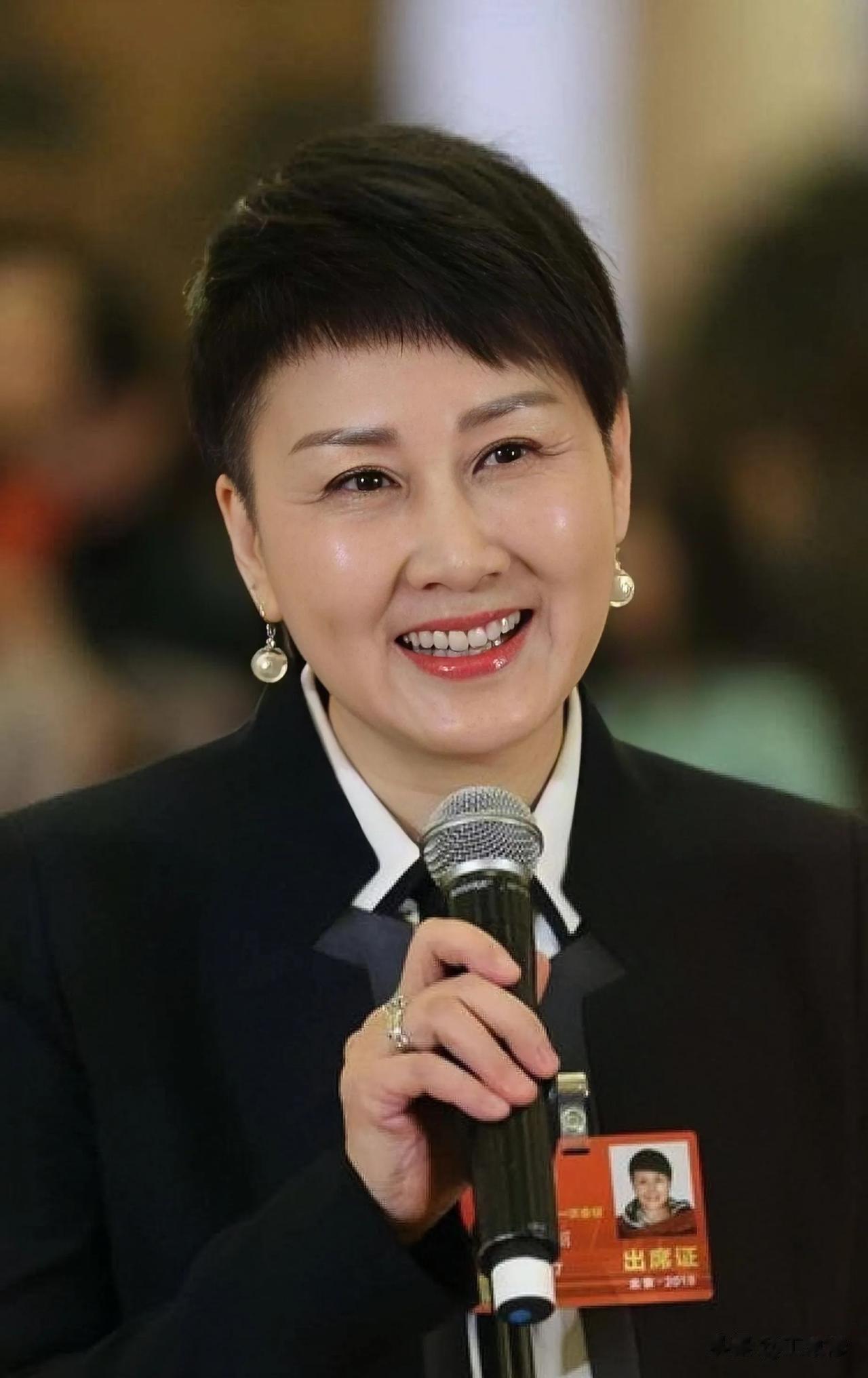 国家一级演员张凯丽，一部《渴望》名气大振，身边追求者无数，宴会上，一个富豪走过来