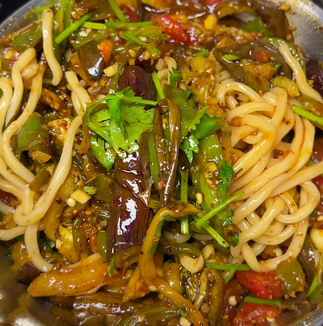 自从上次网购了东北大酱后，就迷恋上了做各种拌面吃。

以往早餐都是鸡蛋豆浆、红薯