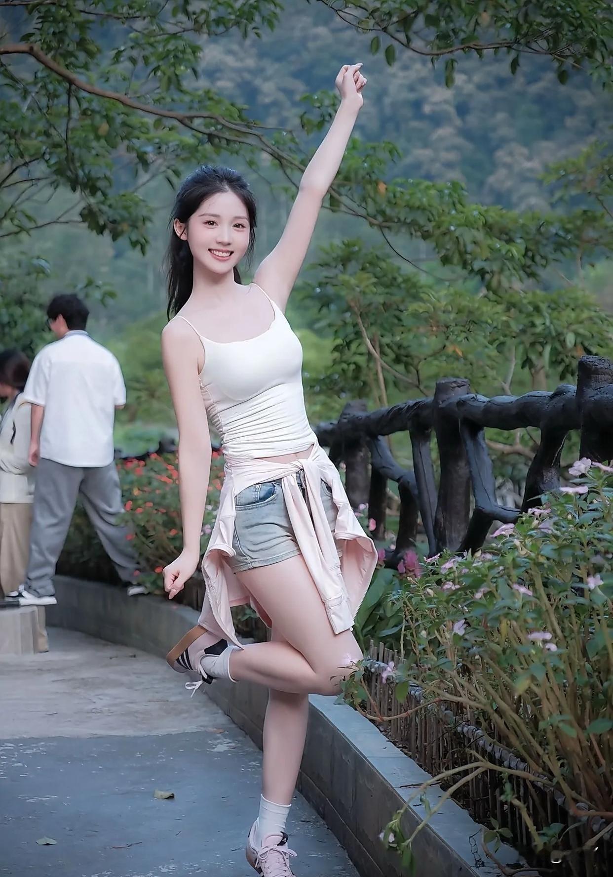 元气少女在自然中绽放笑容，清新甜美，元气满满！🌸🌿黑色的喇叭裤配什么上衣好看
