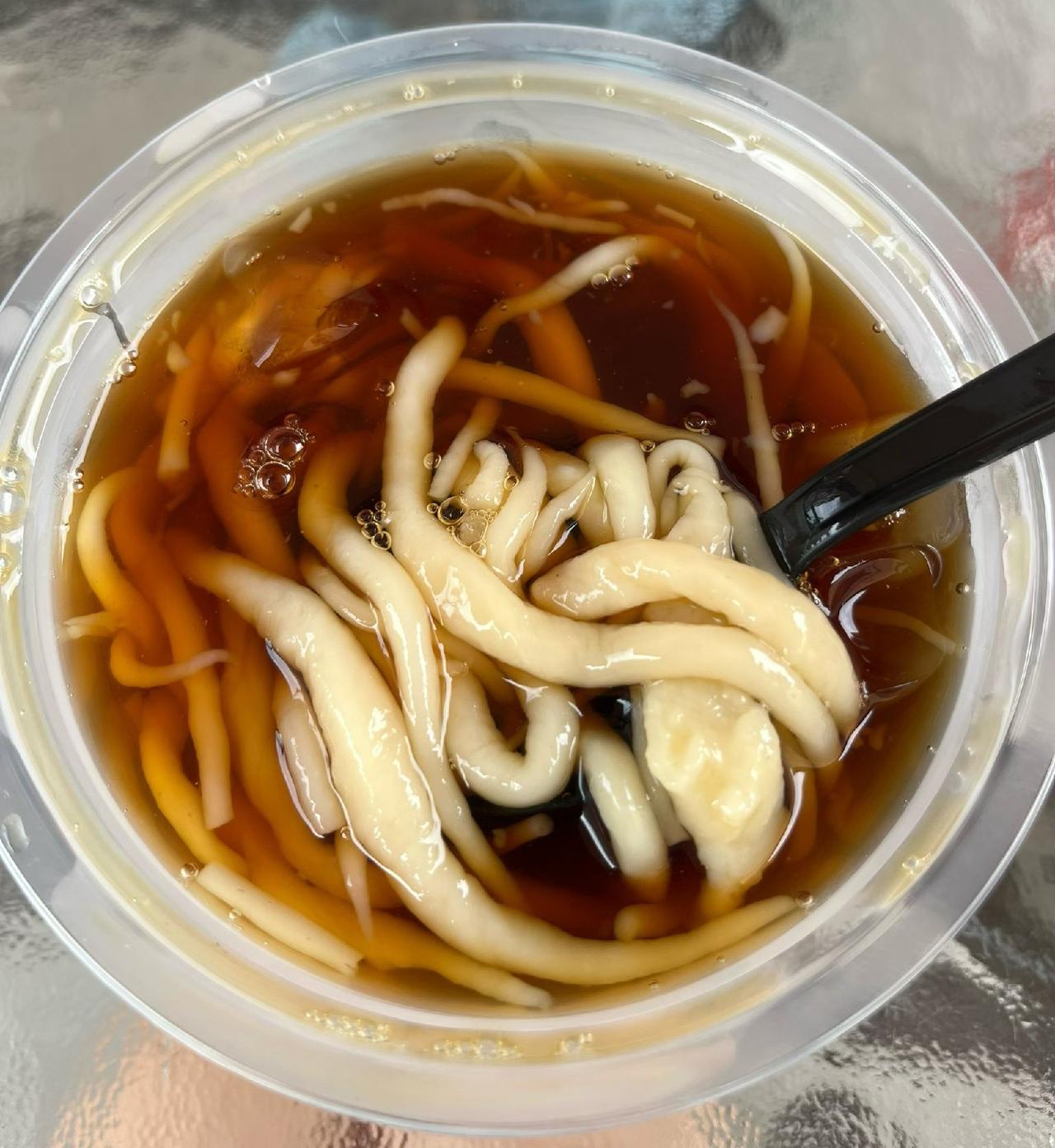 今天在街边买了一碗凉虾，舀一勺送进嘴里，凉虾软得一碰就化开，清甜的米香裹着浓郁的