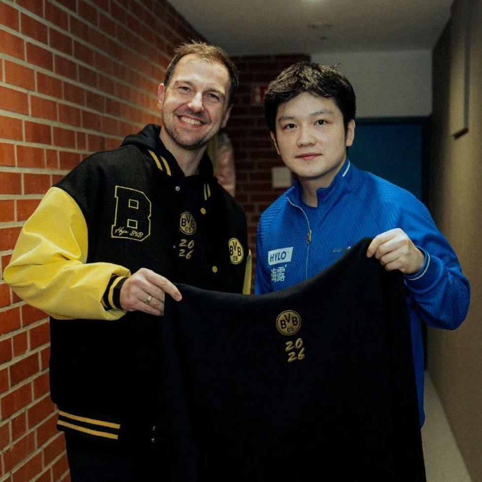 樊振东收到的第一份新年礼物波尔这波真的太会了！知道东哥是多特球迷，还紧扣马年送卫