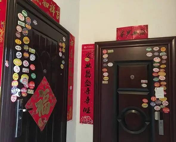 这下不交物业费的人不嚷嚷了，门卫大爷走了，社会上的闲散人士能够自由地出入小区，安