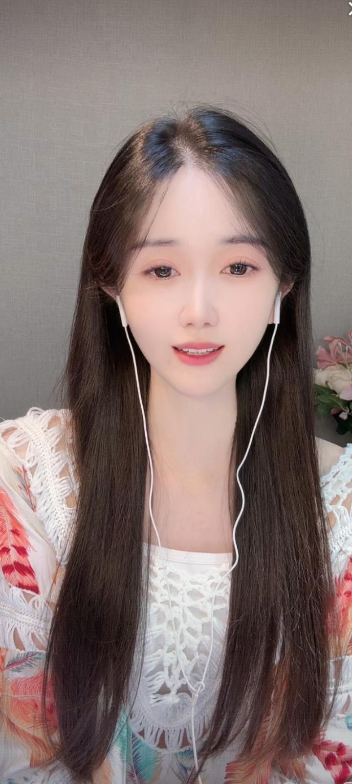 夏日生活打卡季爱不是一时心动，而是长久的包容。见过彼此狼狈不堪的模样，依旧愿意紧