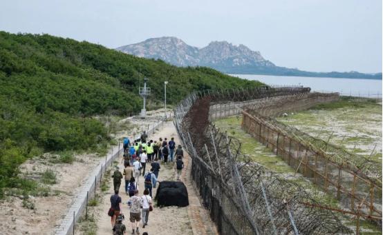 韩国今天官宣了，朝韩边境非军事区的12条徒步路要重开，1万韩元就能去走，但有个规