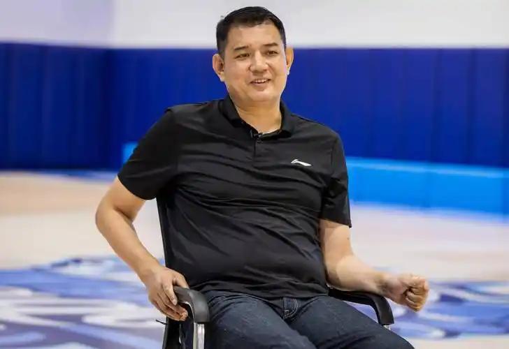 巩晓彬这天赋，真是老天爷追着喂饭。小时候踢足球，五年级一米七，十六岁一米九六，往