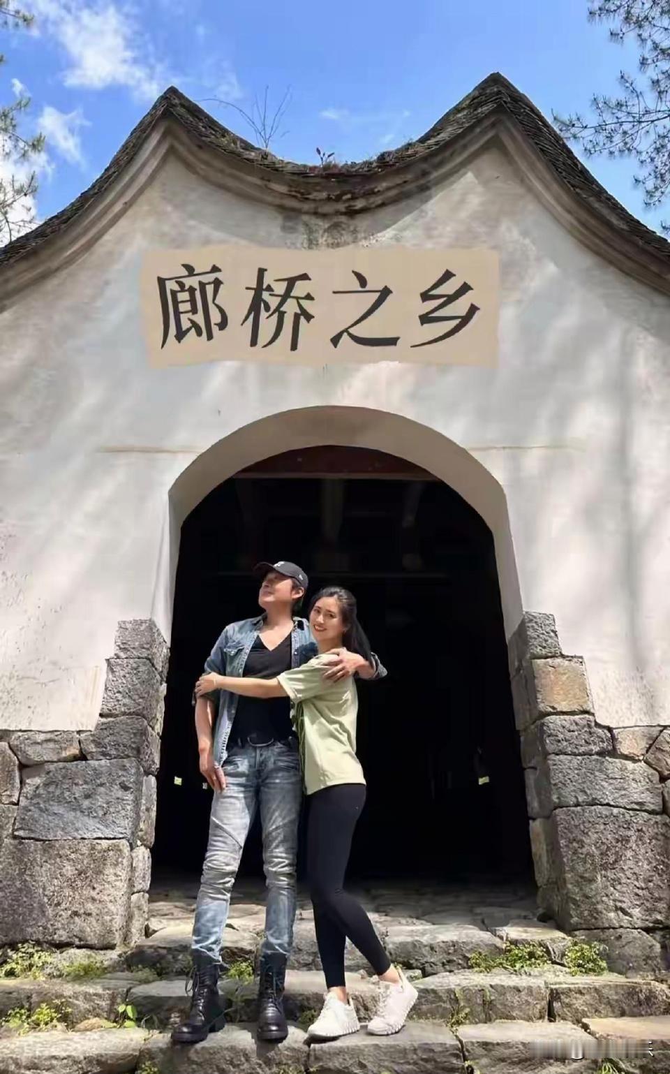 娱乐圈真的有人把恋爱过得特别通透，不捆绑、不将就，只谈舒服！
 
近日，64岁的