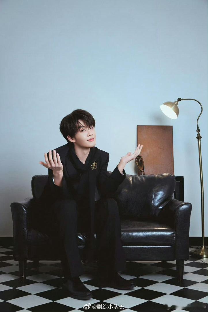 王赫野你躲着藏着干嘛 终于等到王赫野露声了！虽然还是没看到脸，但新歌福利确实香。