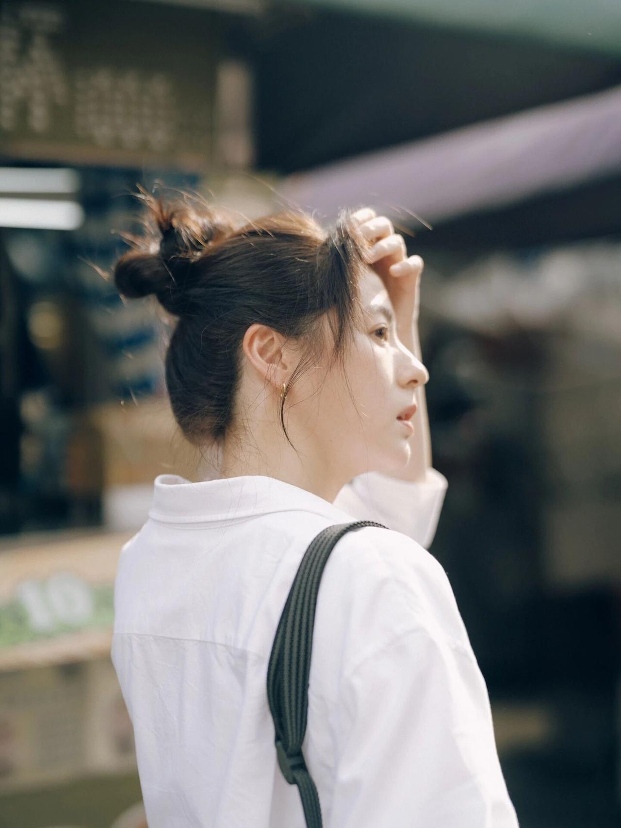 都市女孩的时尚穿搭，简约白衬衫与高马尾的完美结合，尽显优雅与自信。爱摄影爱生活，