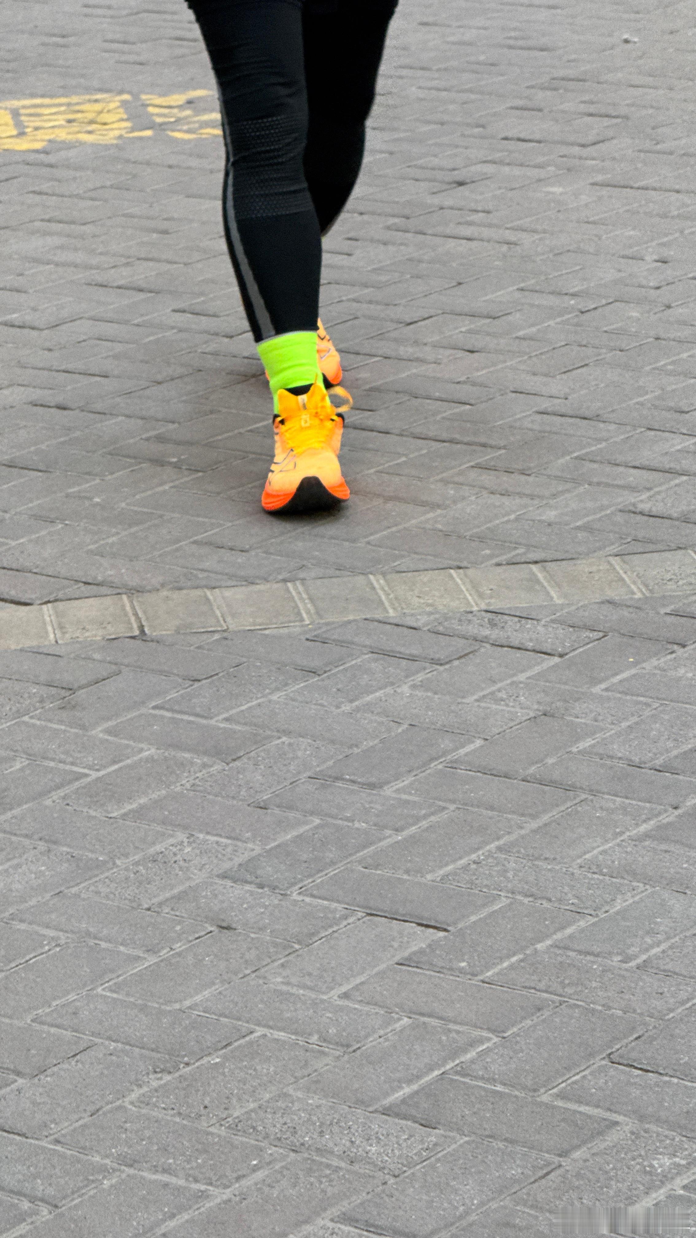 穿一双非常鲜艳颜色的跑鞋加更加鲜艳颜色的袜子，我认为是中年内秀的男人，发骚的唯一