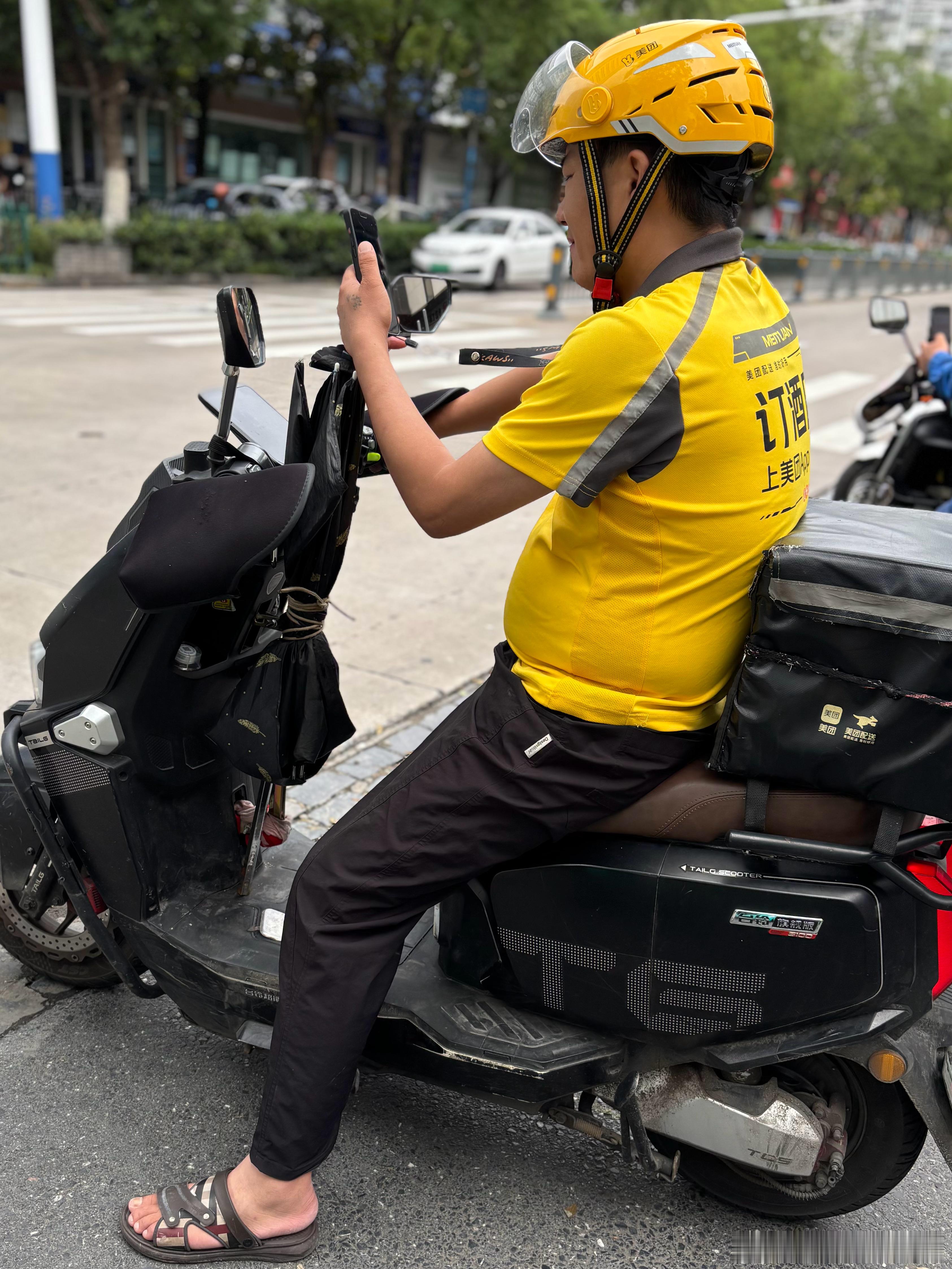 小腹微凸的美团小哥耐心等待红绿灯🚦 