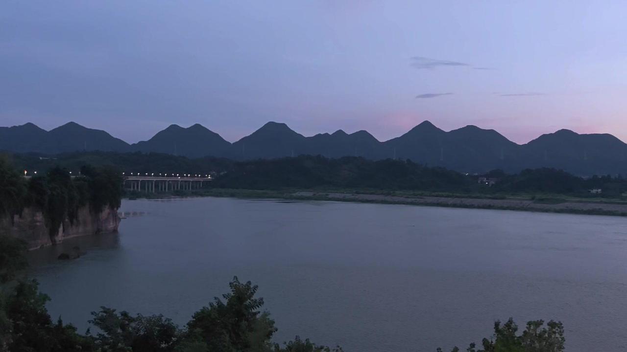 🌆暮色里的澧水好治愈！落日最后一抹霞光褪去，远山藏进沉静，江水缓缓流淌，零星灯