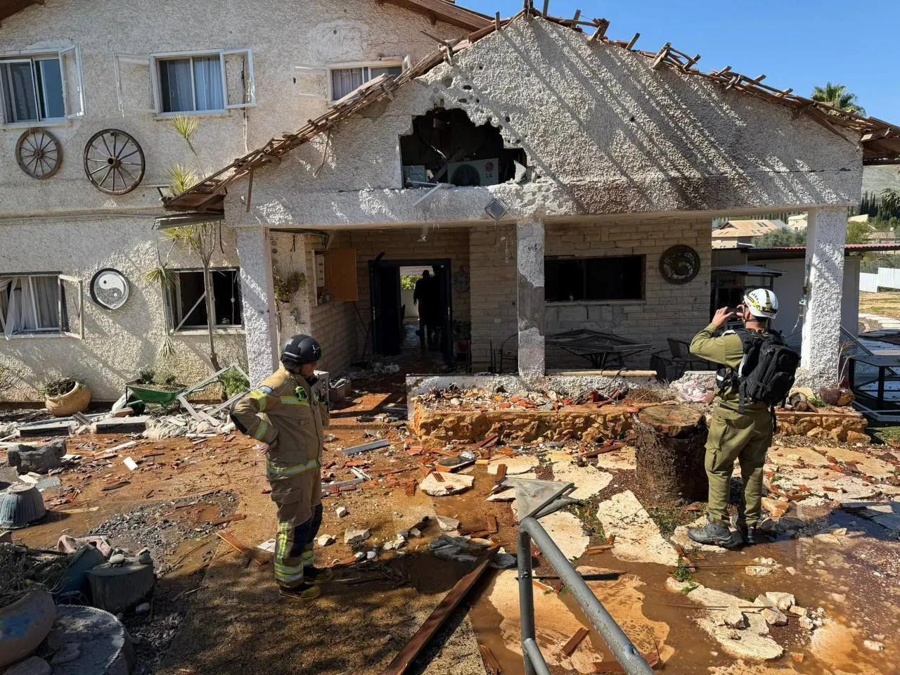 真主党宣布向以色列北部边境地区马延巴鲁赫发射火箭弹

以回应以色列对包括贝鲁特南