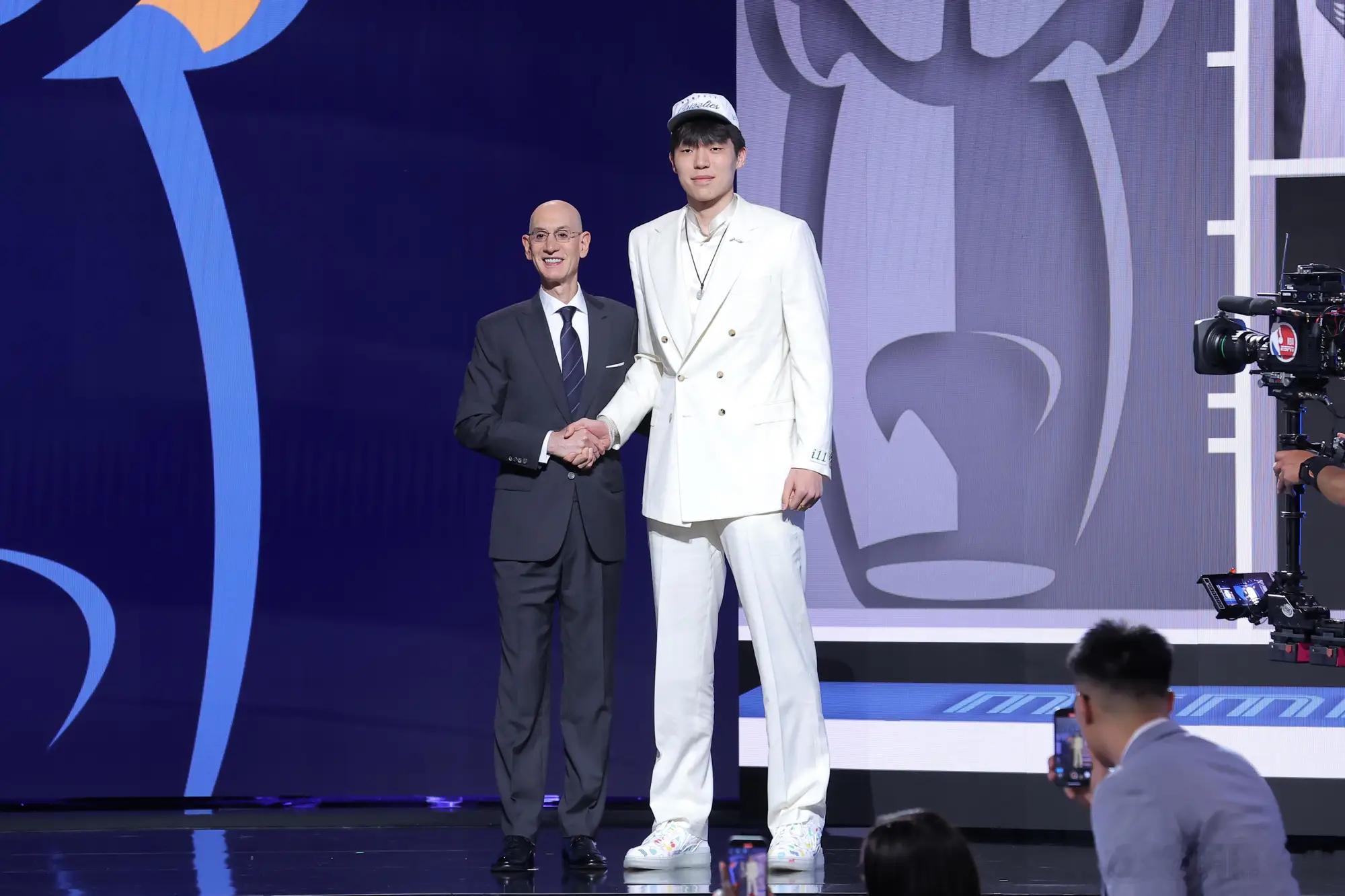 恭喜杨瀚森！2025年NBA选秀大会，开拓者队用16顺位签选中来自中国的球员杨瀚