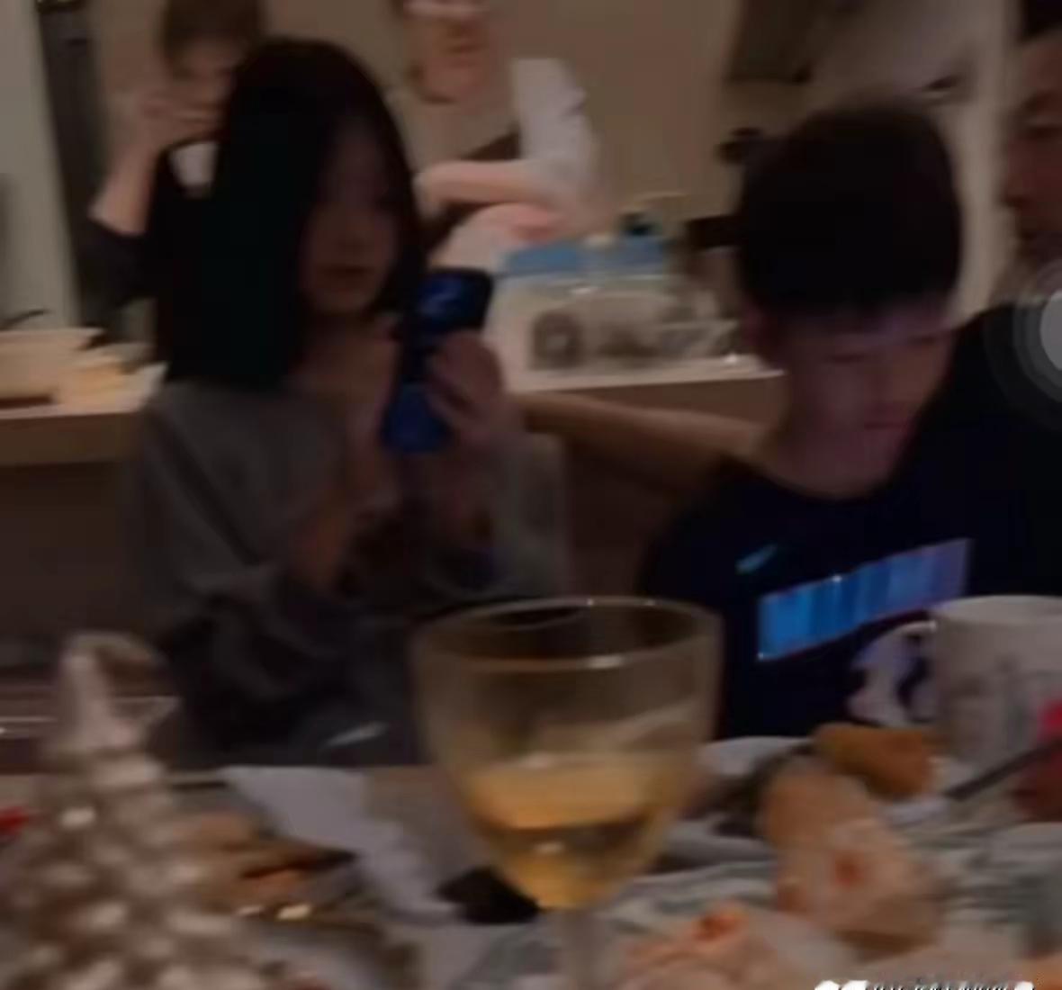 汪小菲的圣诞派对，孕肚闪亮登场，两个孩子却缩在角落，手机屏幕是唯一的堡垒。
别急